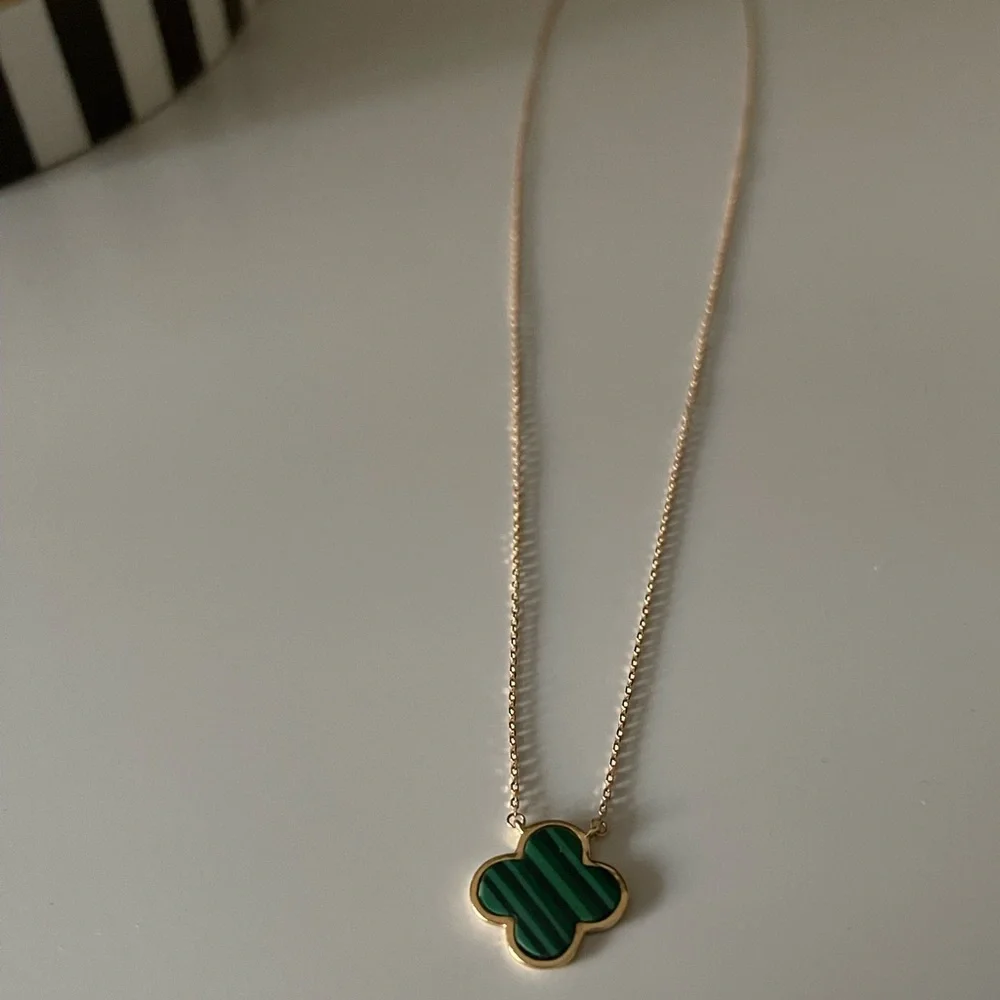 Solid 14k Gold Malachite Clover Necklace - Picture 2 of 4